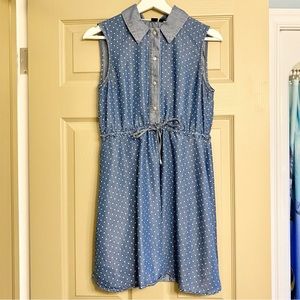 Simon’s cinch-waist, button collared sleeveless dress in blue with dots, tencel